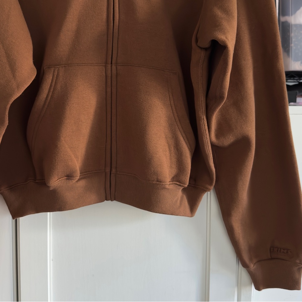 Skims Cotton Fleece Classic Zip Up Hoodie in Bison Size Small - Picture 3 of 10